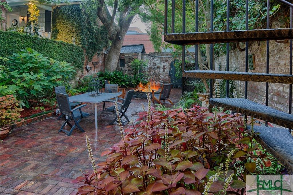 18 E Jones Street, Savannah, GA 31401