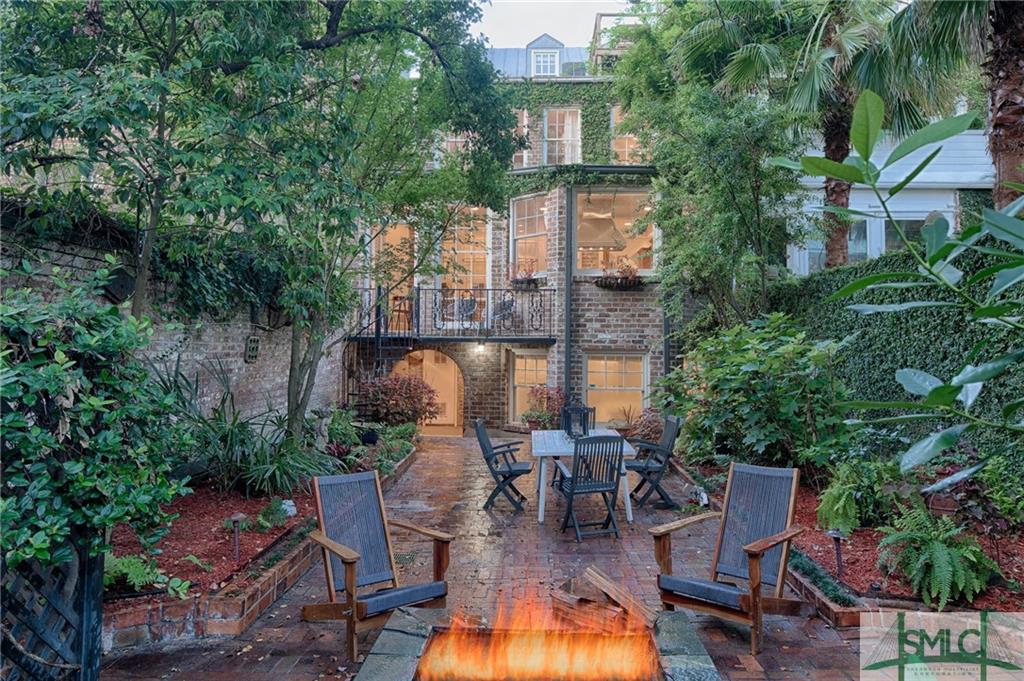 18 E Jones Street, Savannah, GA 31401